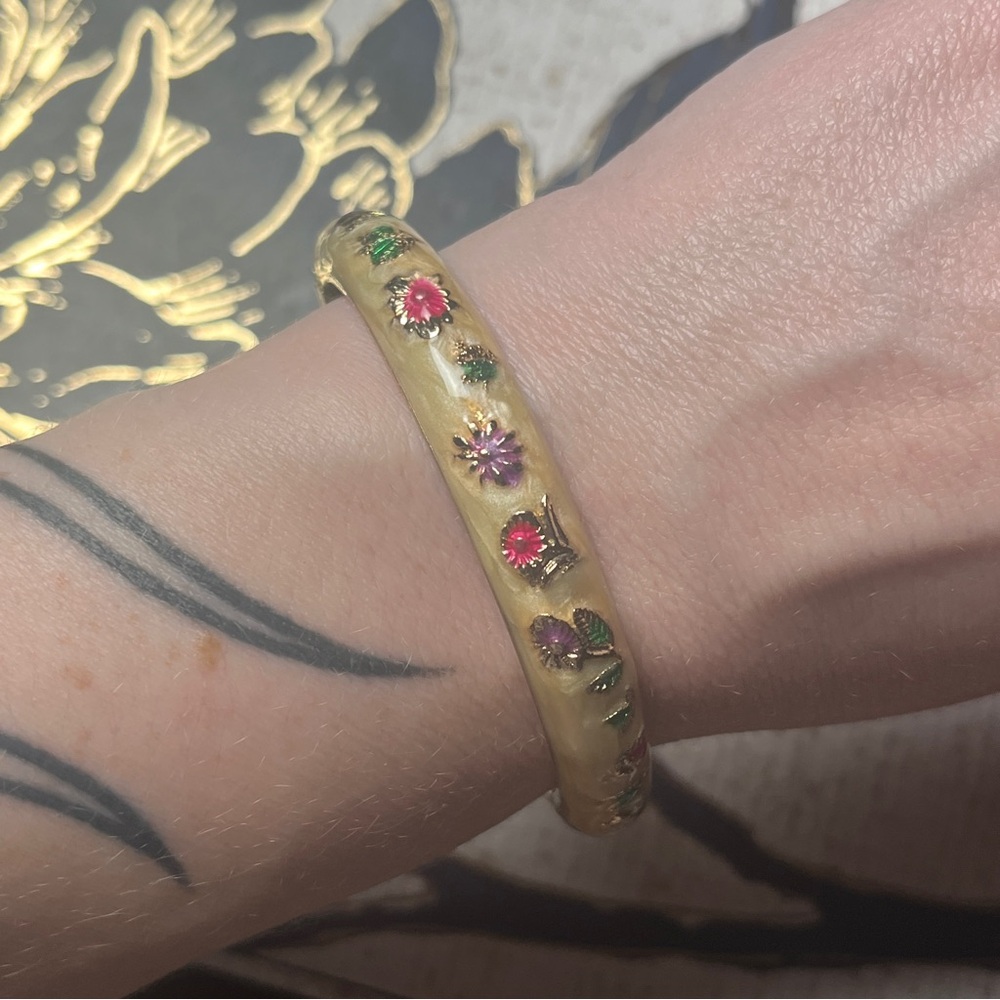 Vintage Gold Cream Pink and Green Floral Flower Enamel Snap Bangle Bracelet D2 - Picture 3 of 9